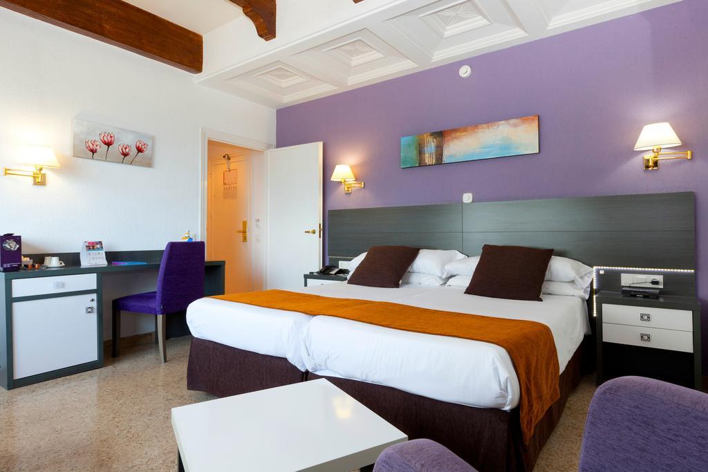 Double or Twin Room with Sea View