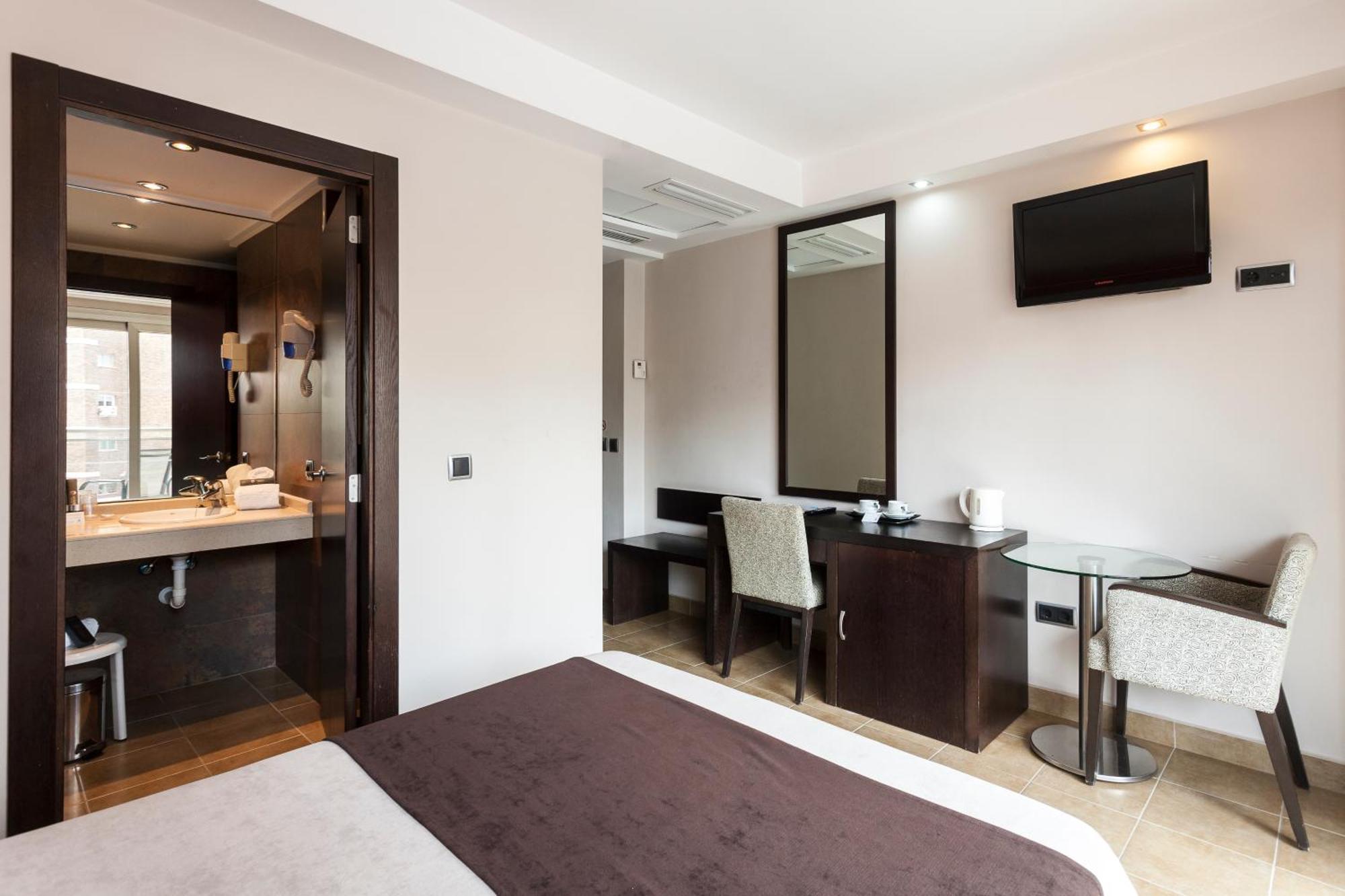 Deluxe Single Room (1 Adult),832396562:JPEG